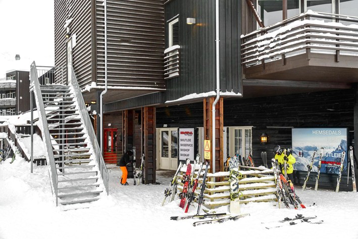 Hemsedal Ski Shop hittar ni nu också i bottenplan av boendet Staven i Hemsedal skicenter Exteriör av Hemsedal ski Shop som ligger i bottenplan av boendet Staven.